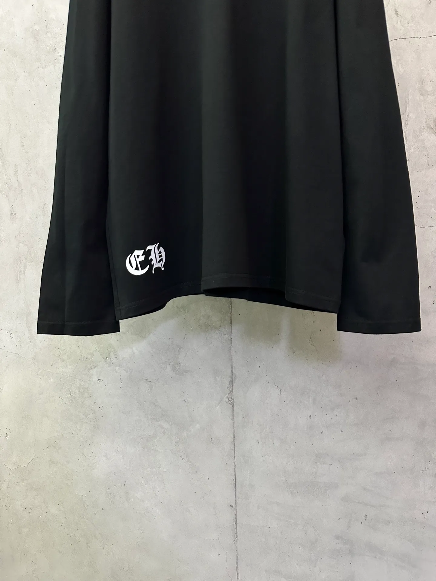 P320 Chrome Hearts 25ss Horseshoe Sanskrit flag printed round neck long-sleeved T-shirt. Fabric is high-definition, super heavyweight cotton, double yarn compact Xinjiang cotton. Weight: 320 grams. Clean cloth. Clear texture. Tight feel. Stiff. High color fastness. No deformation. No discoloration. Customized hardware. Thread. Accessories. Alignment. Same style for men and women. -Color: Black White -Size: XS S M L XL